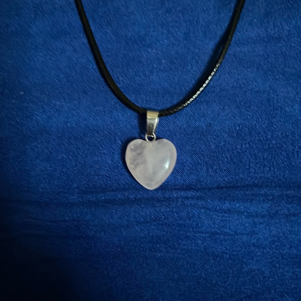 A pink hue hart pendant‎ necklace.